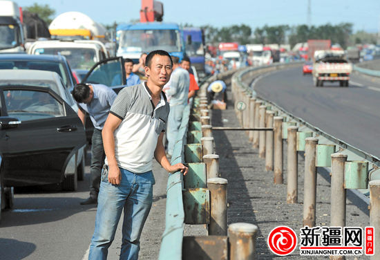 油罐车发生最新追尾事故报道